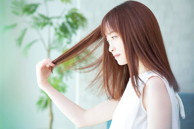 サラサラな髪を触る女性