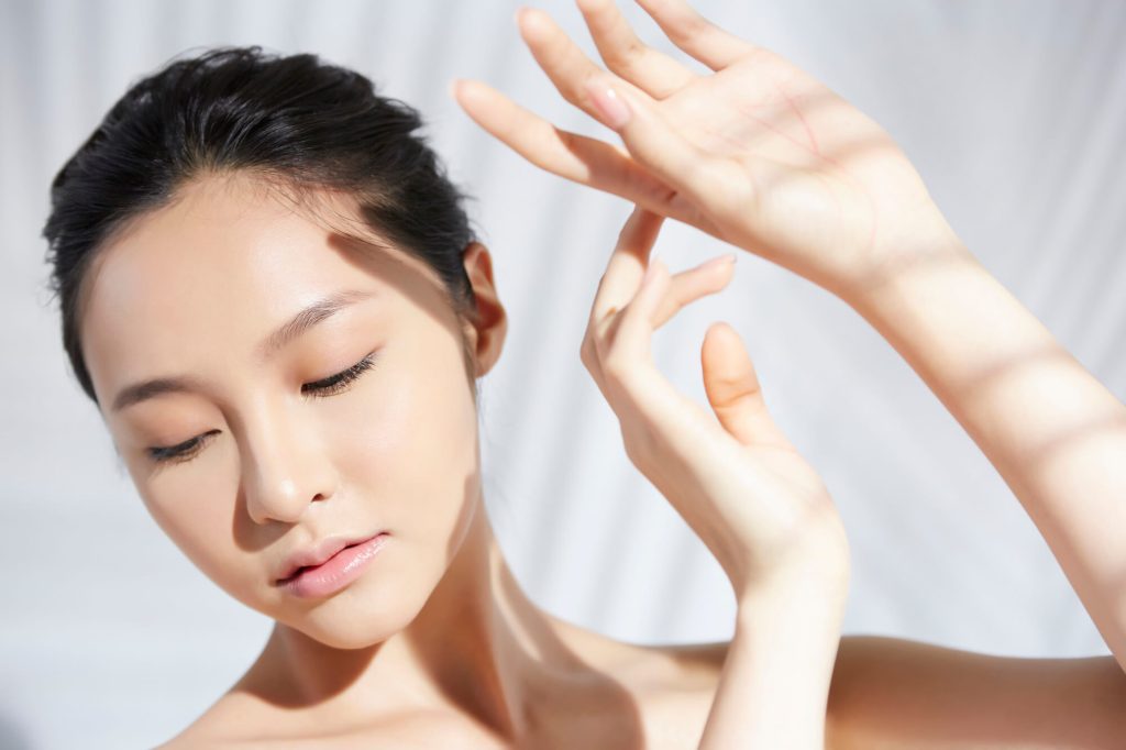 日差しを避ける女性の画像
