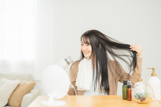 髪を乾かす女性の写真