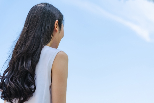黒髪の女性の写真