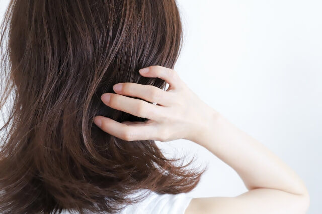 髪のダメージが気になる女性