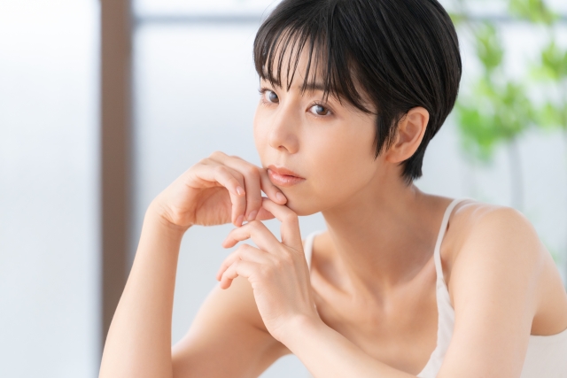 頬杖をつく女性