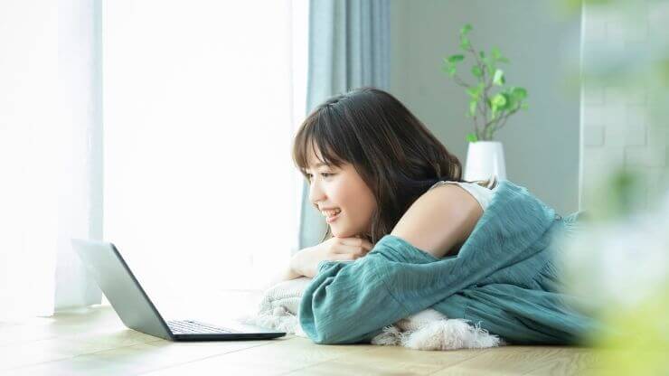 パソコンを使う女性の写真
