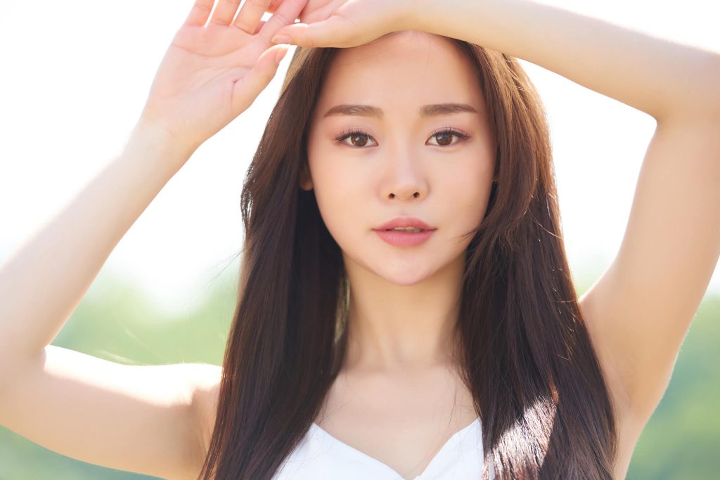 手を上げている女性の画像