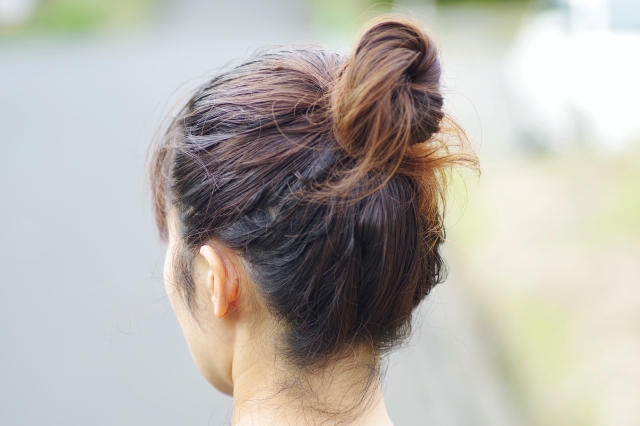 アップスタイルでうなじが見えている女性