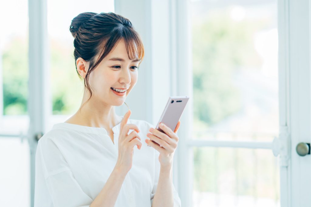 クレイクリームシャンプーの良い口コミを見ている女性