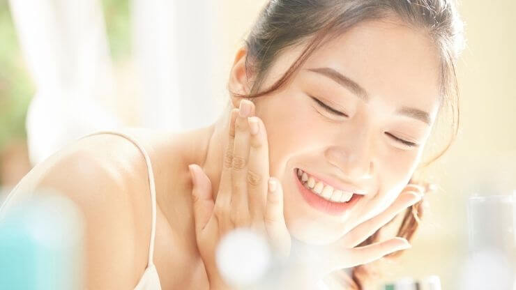 スキンケアする女性