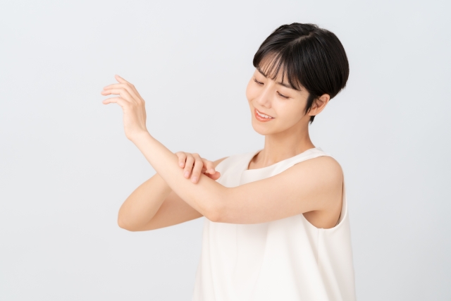 ボディケアをする女性
