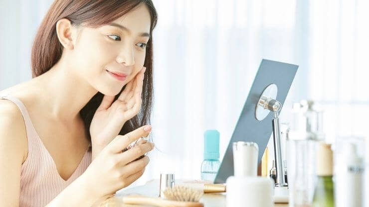 スキンケアをする女性の写真