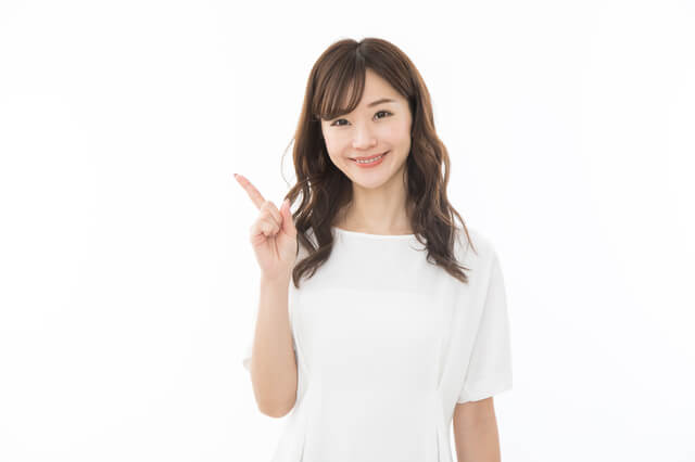 おすすめポイントを紹介する女性
