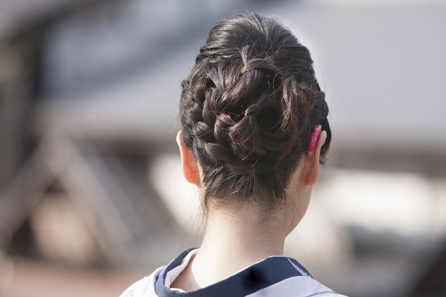 アップスタイルでうなじが見えている女性