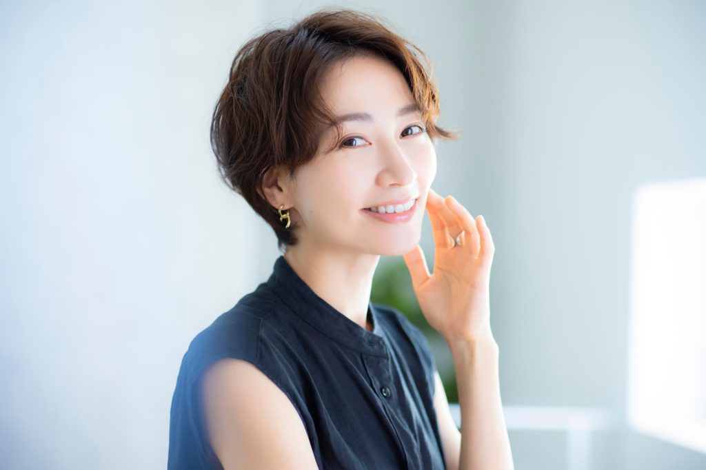 微笑む女性の画像