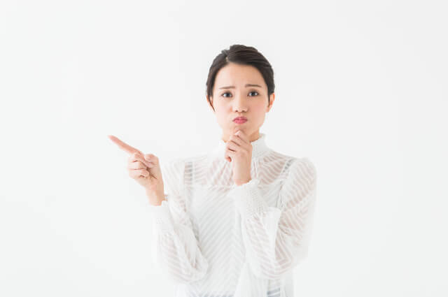 クレイクリームシャンプーの悪い口コミを説明する女性