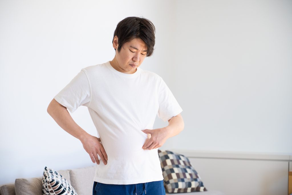 お腹周りが気になる中年男性