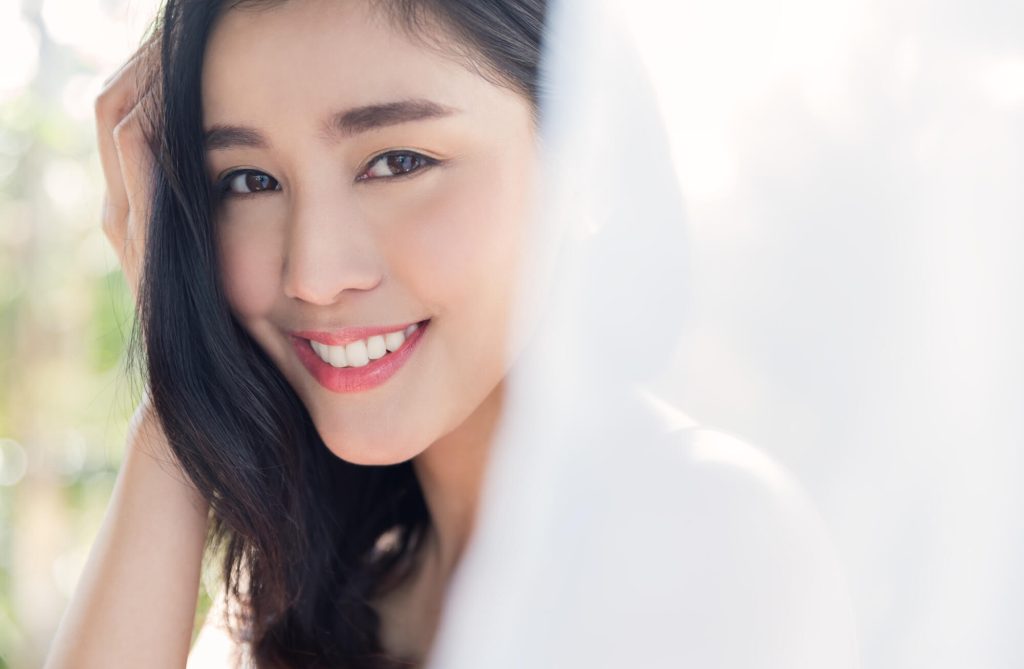微笑む女性の画像
