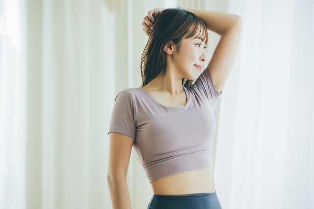 運動している女性