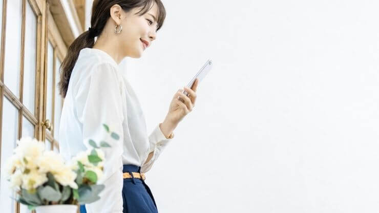 スマホを使う女性の写真