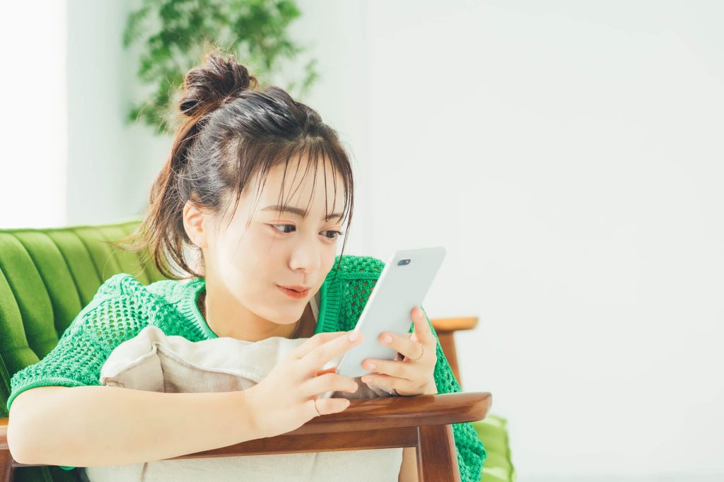 女性がスマホを見ている