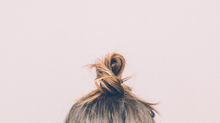 カラーリングしたお団子ヘアーの女性