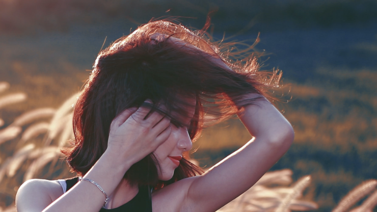 きれいな髪を靡かせる女性