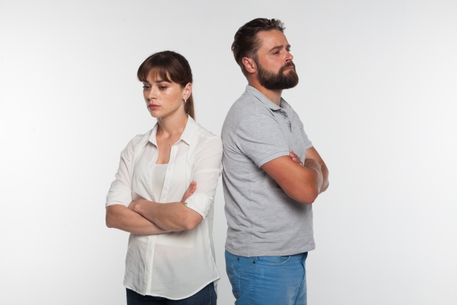 背中合わせのカップル