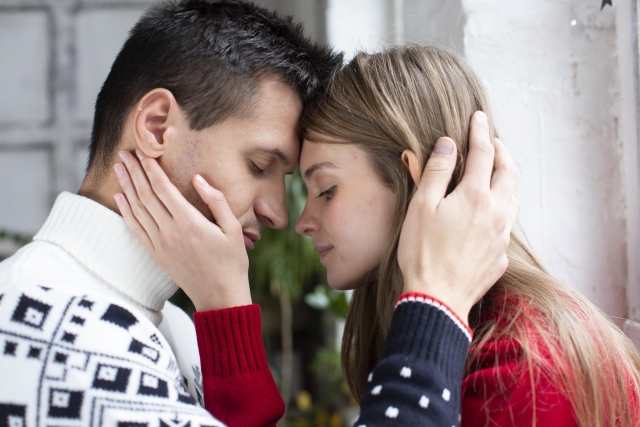 おでこを寄せ合うカップル