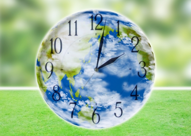 グリーンの背景に時計