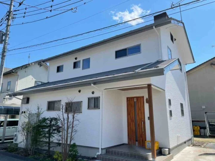 外壁色:クールホワイト
屋根色:ダークグレー