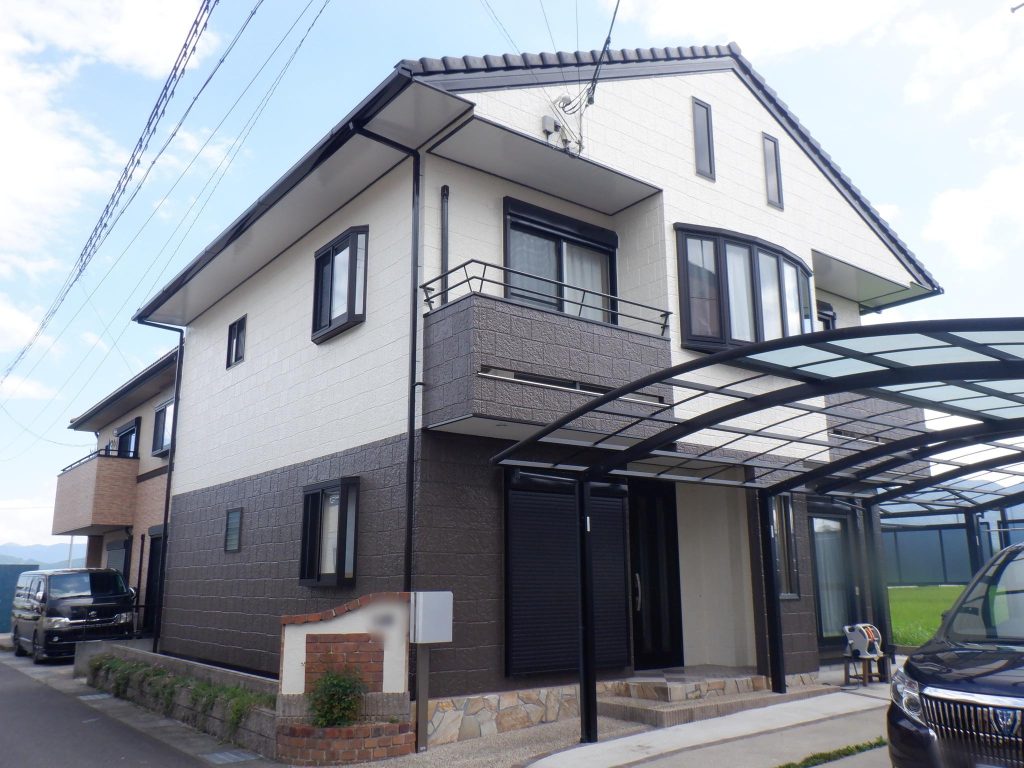 外壁色:ブロークンホワイト
屋根色:ダークブラウン