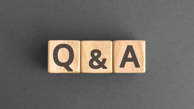黒い背景に積み木でできたQ＆Aの文字が置いてある