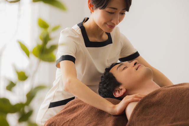 エステの施術を受ける男性
