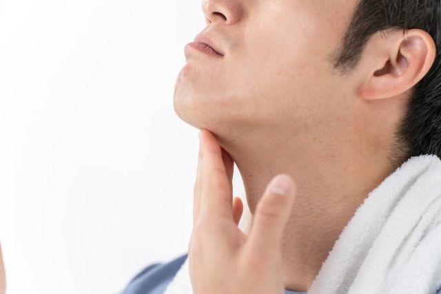 顎髭をチェックする男性