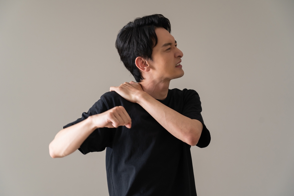 肩を痛めている男性