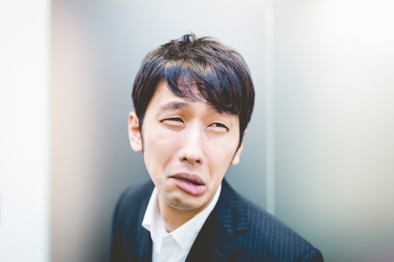 顔をしかめる男性