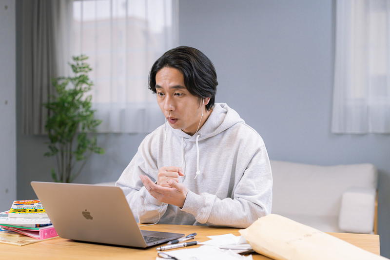 「なるほど!」と手を打つ男性