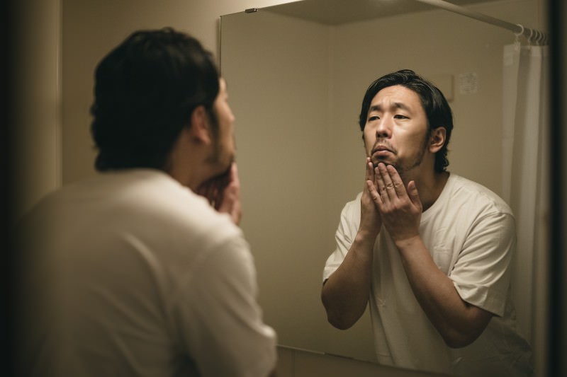 髭の脱毛をしようか悩む男性
