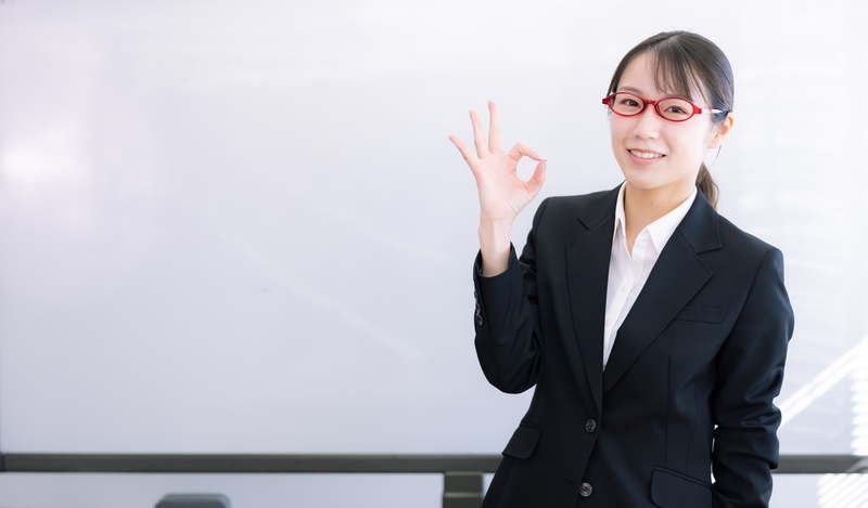 OKサインをする女性