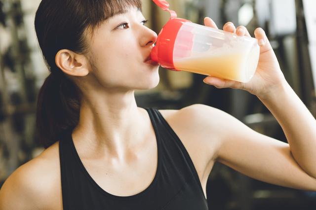 女性がドリンクを飲んでいる画像
