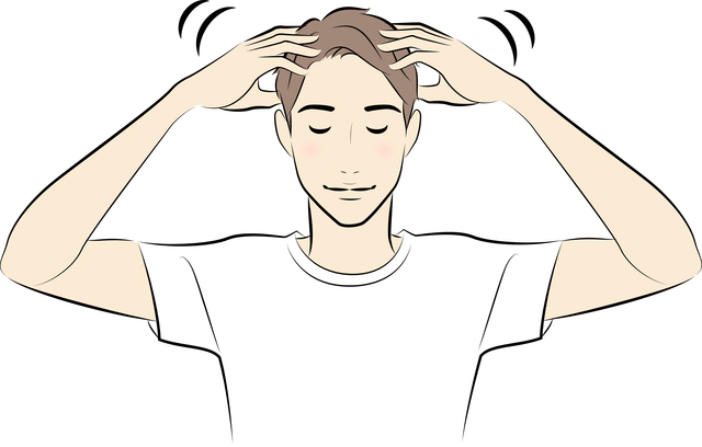 ヘアオイルしている男性
