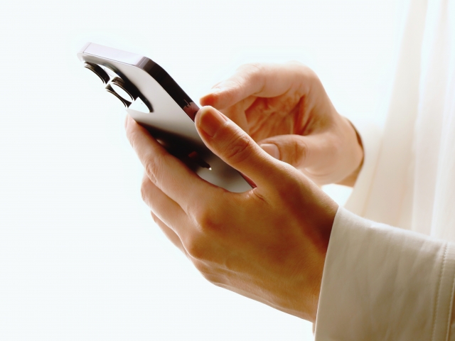 スマホをいじる男性