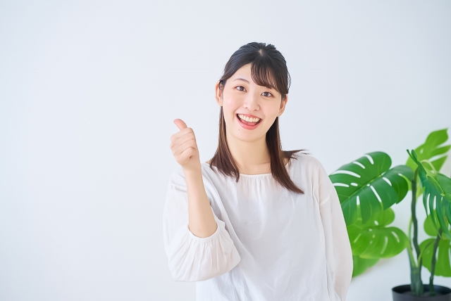 グッドサインをする女性