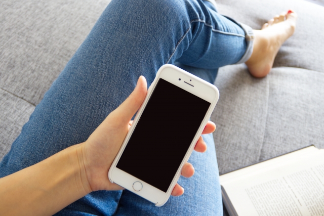 スマホを見る男性