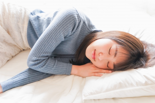 ベットで休む女性