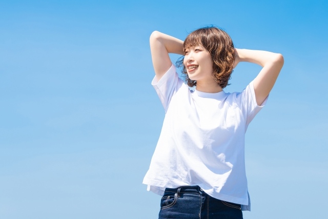 青空と女性