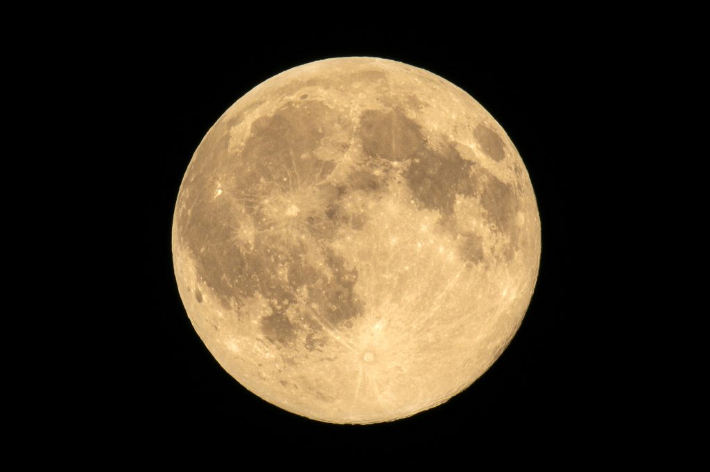 満月の夜空