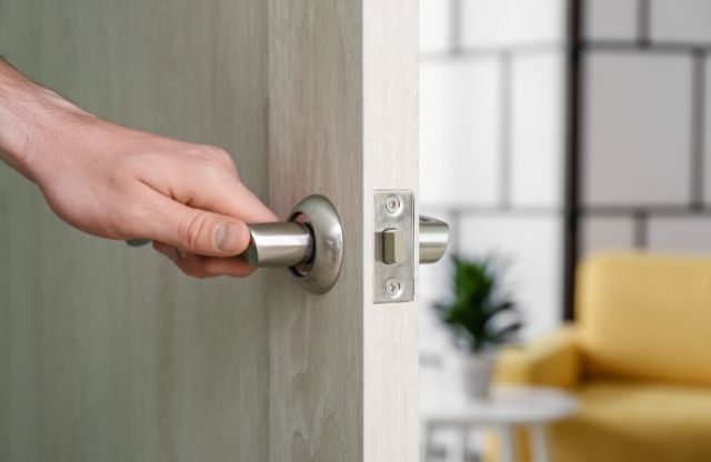 【行動別】知らない人が家に入ってくる夢の意味