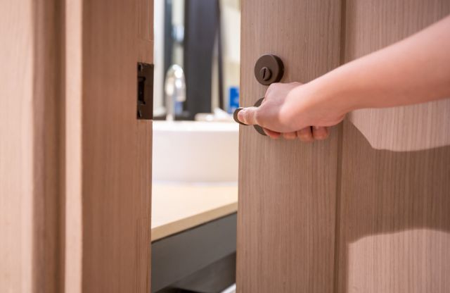 【状況別】知らない人が家に入ってくる夢の意味