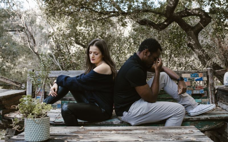 振った男は後悔しない？男が振ったことを後悔する別れのパターン