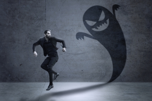 生き霊に追いかけられる男性