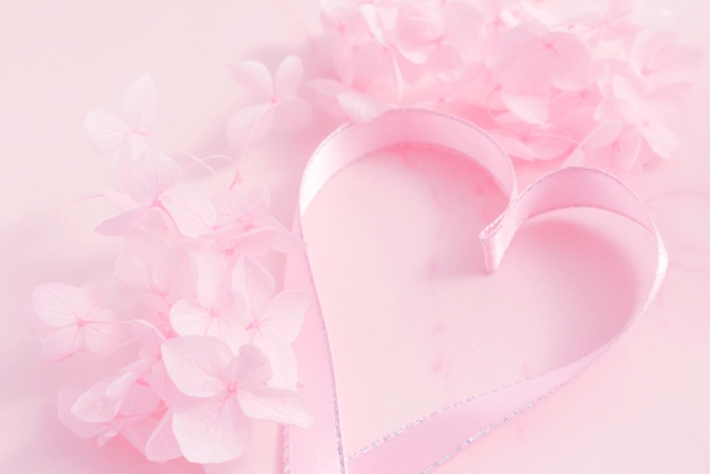 ピンクの背景に花